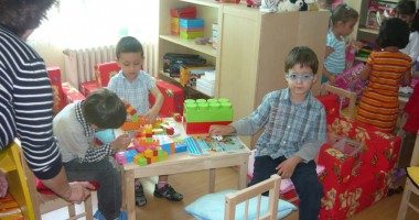 Stire din Cultură-Educație : Înscrierea la grădiniță a copiilor de cinci ani, obligatorie din 2015