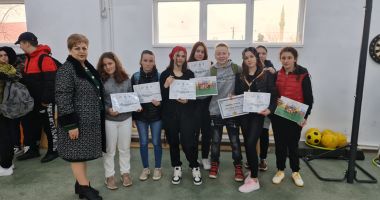 Stire din Politică-Administrație : Primăria Grădina a oferit pachete şi costume de trening copiilor din localitate