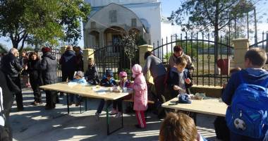 Primarul Gabriela Iacobici,  în mijlocul enoriașilor la hramul bisericii - 2