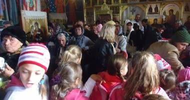 Primarul Gabriela Iacobici,  în mijlocul enoriașilor la hramul bisericii - 3