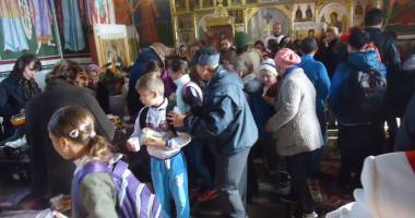 Primarul Gabriela Iacobici,  în mijlocul enoriașilor la hramul bisericii - 4
