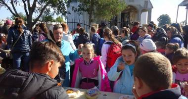 Primarul Gabriela Iacobici,  în mijlocul enoriașilor la hramul bisericii - 5