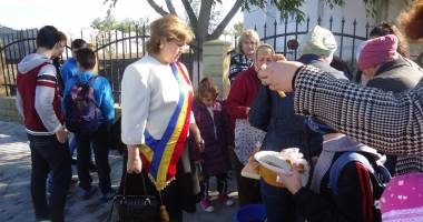 Stire din Politică-Administrație : Primarul Gabriela Iacobici,  în mijlocul enoriașilor la hramul bisericii
