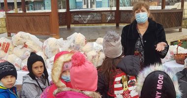 Primarul din Grădina, Gabriela Iacobici, a împărţit cadouri copiilor din comună - 2