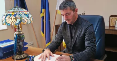Stire din Politică-Administrație : Primarul George Scupra: „Educația rămâne prioritatea noastră”. Finanțare obținută pentru Grădinița „Licurici”