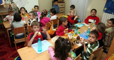 Stire din Cultură-Educație : Belele la debut de an școlar. Grădinițe supraaglomerate și școli fără apă curentă