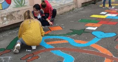 Omizi, cizmulițe colorate și mașinuțe din cauciucuri, la Grădinița "Steluțele Mării" - 3
