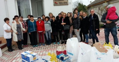 Stire din Cultură-Educație : Preșcolarii de la grădinița "Azur", donatori pentru pensionarii  de la Centrul "Speranța"