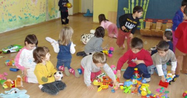 Stire din Diverse : Cine se pregătește de grădiniță, copilul sau părinții?