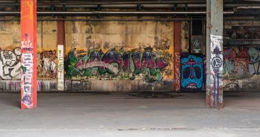 Stire din Eveniment : Minori prinși de polițiștii locali în timp ce efectuau desene tip graffiti