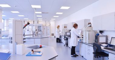 Stire din Cultură-Educație : Granturi majorate pentru tinerii cercetători laureați ai competițiilor naționale și internaționale
