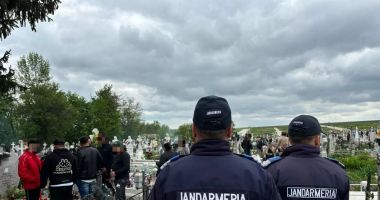Stire din Eveniment : Au sfârâit grătarele într-un cimitir, de Paștele Blajinilor, apoi a plouat cu amenzi