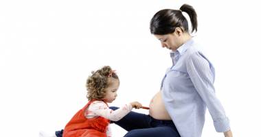 Stire din Sănătate : Gravidele care merg  la medic, stimulate  material după naștere