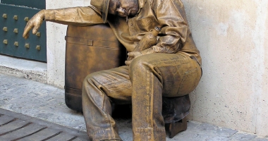 Grea-i viața de statuie!