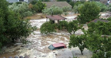 Furtuni violente în Grecia: Un om a murit în Volos. Circulația, închisă pe Insula Skiathos