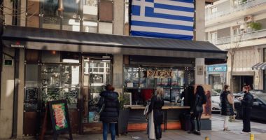 Stire din Actualitate : Grecia reduce carantina la cinci zile pentru a nu paraliza funcționarea țării pe perioada valului Omicron