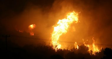 Stire din Actualitate : Destinația preferată a românilor pentru vacanță arde din temelii. Pompierii români sar în ajutor
