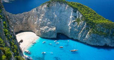 Stire din Actualitate : Grecia anunţă că numărul de turişti străini s-a dublat în acest an, în pofida războiului