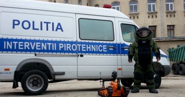 Stire din Eveniment : Alertă cu grenadă la casa mamei Andreei Tonciu! Dispozitivul, ataşat de poartă! O stradă întreagă este blocată