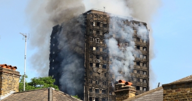 Stire din Actualitate : EXISTĂ MINUNI! POVESTE IMPRESIONANTĂ A UNEI FAMILII PRINSE ÎN IADUL DIN LONDRA