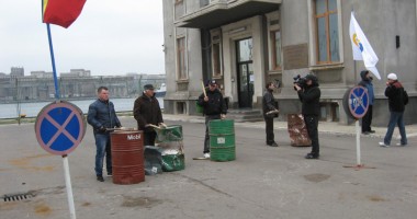 Directorii administrației portului Constanța sunt ținuți "pe tușă" - 2