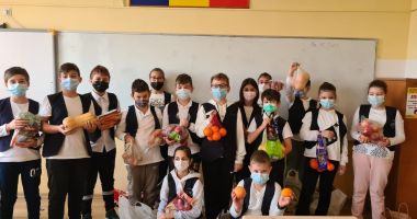Stire din Cultură-Educație : Elevii Școlii „Grigore Moisil” din Năvodari au reușit să facă o faptă bună „cu un fruct și o legumă”