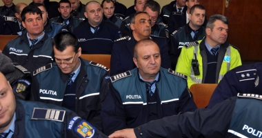 Stire din Eveniment : Polițiștii, luați de fraieri? Cine joacă alba-neagra cu salariile lor