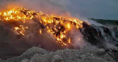 Stire din Eveniment : Incendiu devastator la o groapă de gunoi. Pompierii luptă cu flăcările uriașe