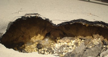 O mașină de gunoi a aterizat într-un crater de un metru în asfalt - 3