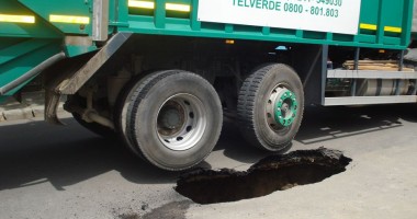 O mașină de gunoi a căzut într-o groapă pe o stradă din Eforie Sud