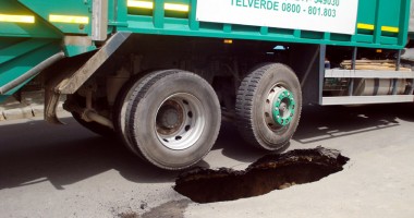 O mașină de gunoi a aterizat într-un crater de un metru în asfalt - 2