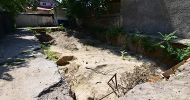 Stire din Social : Sarabanda ilegalităților! Scandalul  "gropii" din strada Sarmizegetusa