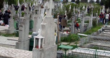 Stire din Social : Groparii din cimitir, reclamați. "Cer bani mulți și defilează ca la club!"