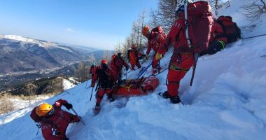 Stire din Eveniment : Grup de turişti din Constanţa, printre care şi cinci copii, ajutaţi de salvamontişti să ajungă la telecabină, din cauza riscului de avalanşă