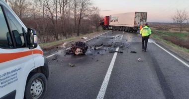 Stire din Eveniment : ACCIDENT RUTIER.  O victimă, în urma coliziunii dintre un TIR şi un autoturism
