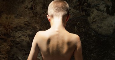 Stire din Eveniment : GROZĂVIE în cartierul CET / Băiat de 13 ani, violat de doi amici