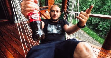 Stire din Eveniment : Guess Who, prins cu cocaină în toaletă la Untold, imediat după susținerea concertului