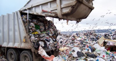 Stire din Economie : Aruncăm averi uriașe și zeci de mii de locuri de muncă la groapa de gunoi