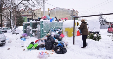 Mizerie de nedescris! Tone de gunoaie "uitate" în cartiere - 7