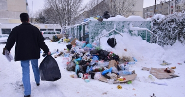 Mizerie de nedescris! Tone de gunoaie "uitate" în cartiere - 6