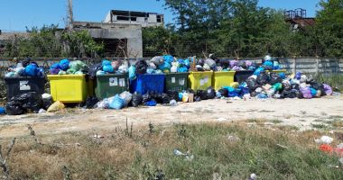 Stire din Social : Înghesuială și mizerie! Plajele, sufocate sub gunoaie!