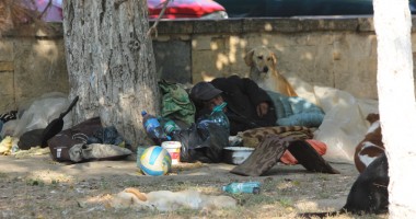 Gunoaie și oameni ai străzii în mijlocul Constanței - 3