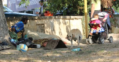 Gunoaie și oameni ai străzii în mijlocul Constanței - 2