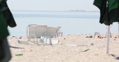 Stire din Social : Dezastru ecologic pe plaje, după petrecerile de 1 Mai