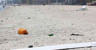 Dezastru ecologic pe plaje, după petrecerile de 1 Mai - 4