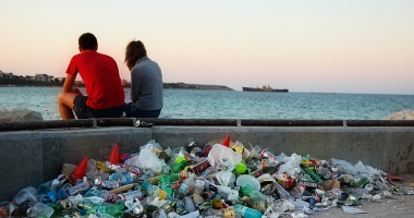 Românii produc gunoaie puține și pe acelea nu le reciclează