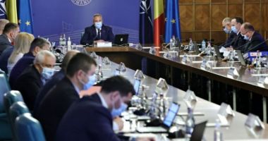Stire din Politică-Administrație : Ședință de Guvern cu măștile pe față. Premierul și miniștrii le-au purtat deşi nu sunt obligatorii