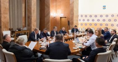 Stire din Politică-Administrație : Structura noului guvern se conturează rapid. Câte ministere va avea fiecare partid și ce ministere dispar