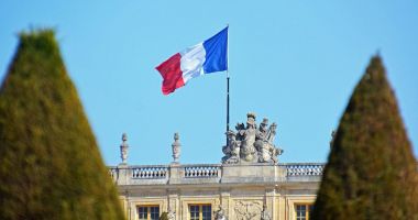 Stire din Actualitate : Guvernul francez, la un pas de a fi demis prin moţiune de cenzură, o premieră după 1962