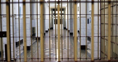 Stire din Eveniment : Guvernul golește pușcăriile de infractori și îngreunează cercetarea faptelor de corupție. Ce pedepse vor fi grațiate